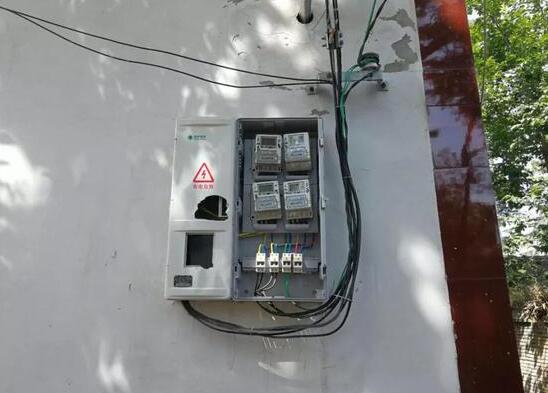 拖欠電費導(dǎo)致斷電 男子酒后怒砸電表配電箱
