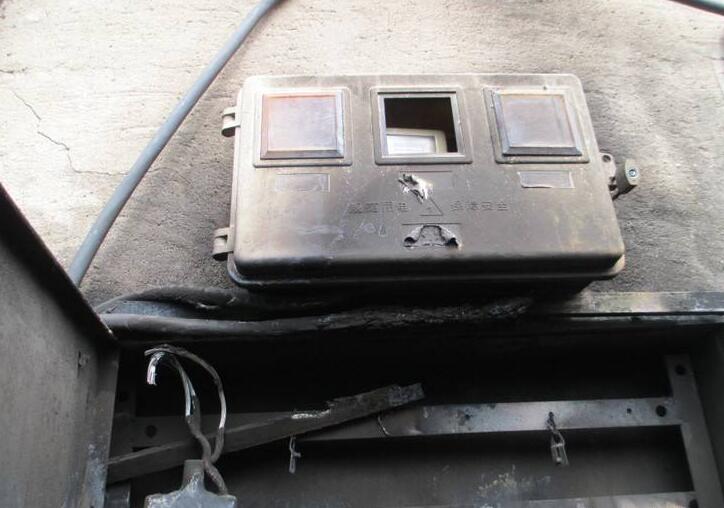 夏季用電高峰 電表超負(fù)荷運(yùn)轉(zhuǎn) 網(wǎng)紅小吃街連燒8戶電表