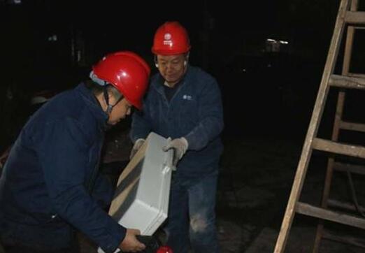 夏季用電高峰 電表超負(fù)荷運(yùn)轉(zhuǎn) 網(wǎng)紅小吃街連燒8戶電表